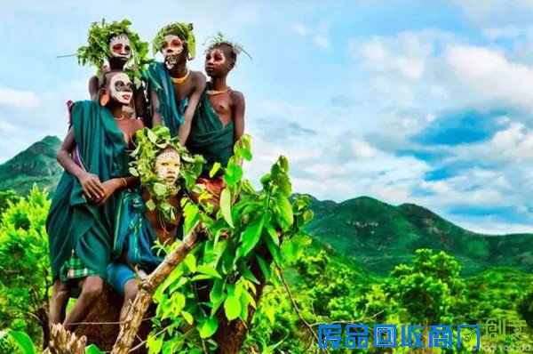 美女摄影师脱了!和她要拍的人一起袒胸露乳!