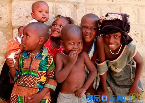 美女摄影师脱了!和她要拍的人一起袒胸露乳!