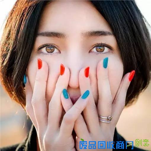 美女摄影师脱了!和她要拍的人一起袒胸露乳!