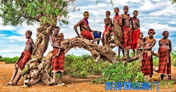 美女摄影师脱了!和她要拍的人一起袒胸露乳!