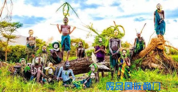 美女摄影师脱了!和她要拍的人一起袒胸露乳!