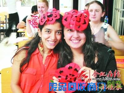 留学生学中国剪纸