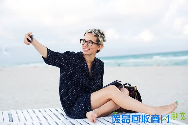 Luxottica携手中国剪纸艺术家邱珈推出时尚艺术数字项目