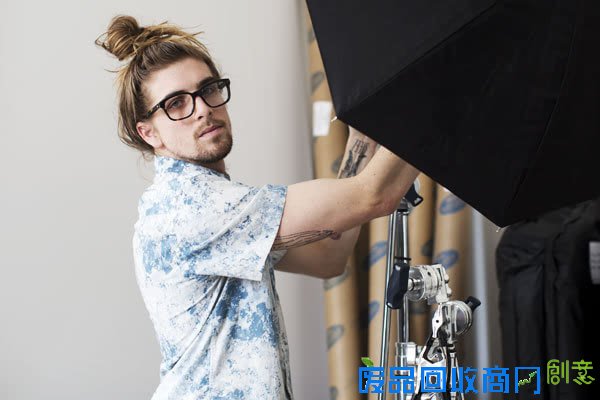 Luxottica携手中国剪纸艺术家邱珈推出时尚艺术数字项目