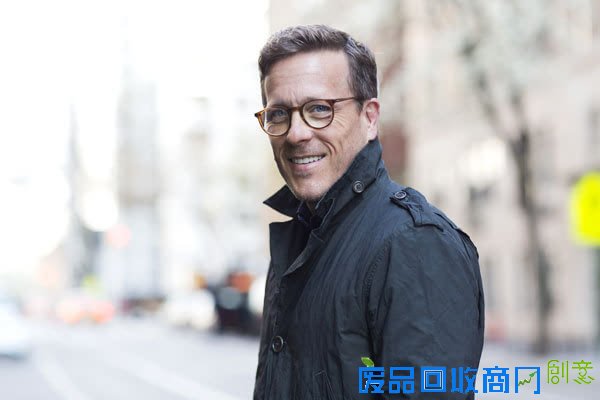 Luxottica携手中国剪纸艺术家邱珈推出时尚艺术数字项目