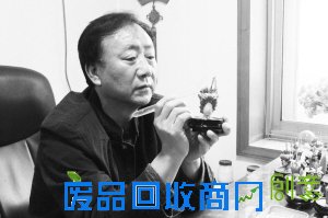 创作中的王亮。