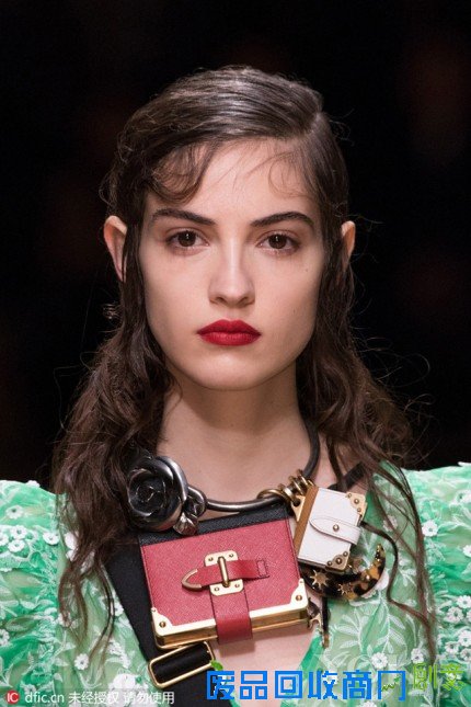 复古经典 红唇点亮Prada秀场