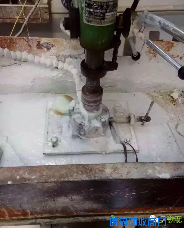 和田玉原石到手镯制作加工的全过程