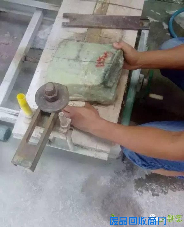和田玉原石到手镯制作加工的全过程