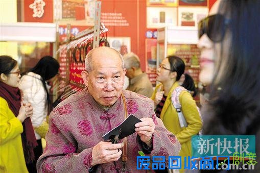 广州剪纸大师运剪如飞 呕心沥血制作《百蝶图》