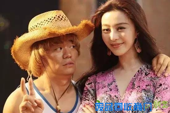 美丽的翡翠手镯是如何由其貌不扬的翡翠原石制作而