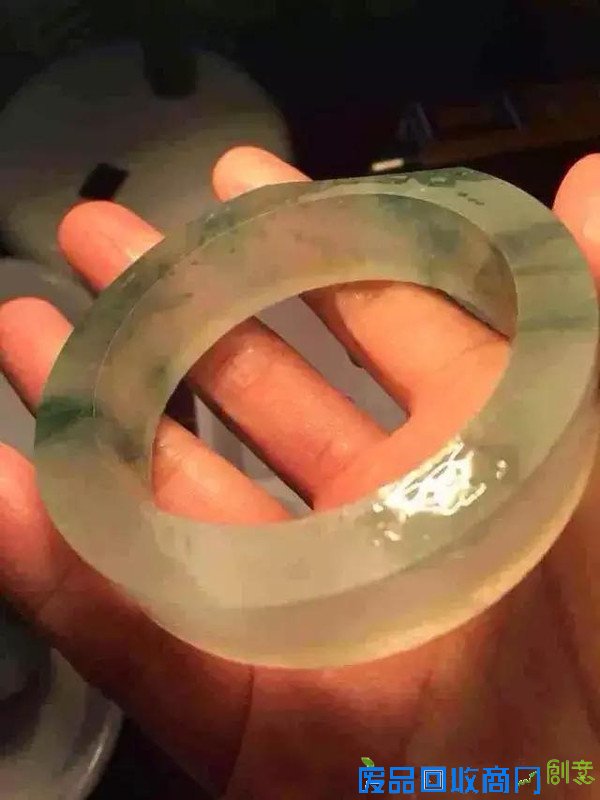 美丽的翡翠手镯是如何由其貌不扬的翡翠原石制作而