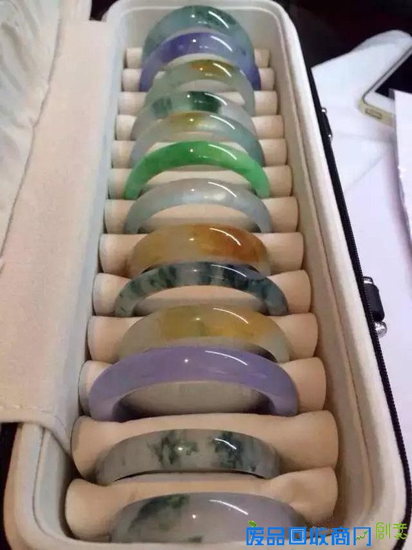 美丽的翡翠手镯是如何由其貌不扬的翡翠原石制作而