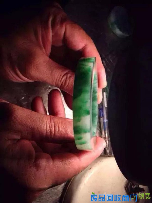 美丽的翡翠手镯是如何由其貌不扬的翡翠原石制作而