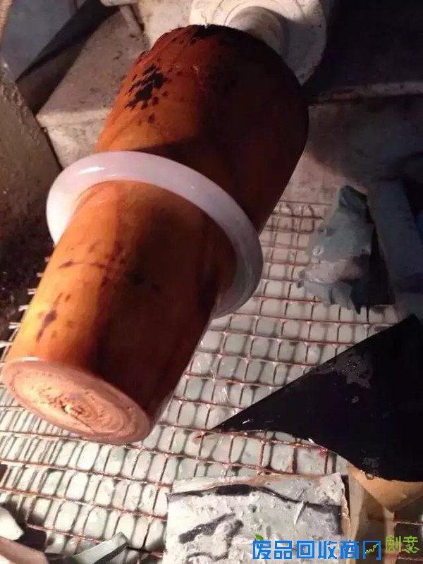 美丽的翡翠手镯是如何由其貌不扬的翡翠原石制作而