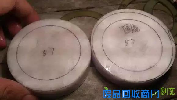 美丽的翡翠手镯是如何由其貌不扬的翡翠原石制作而