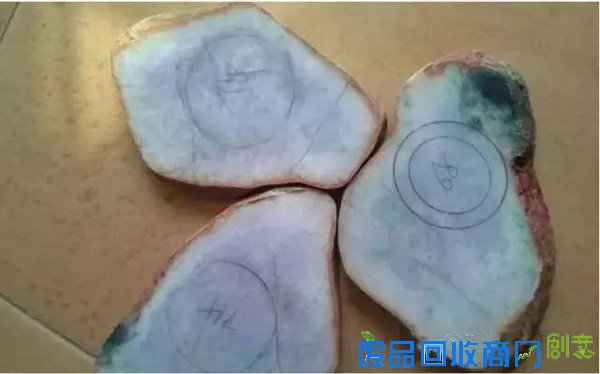 美丽的翡翠手镯是如何由其貌不扬的翡翠原石制作而