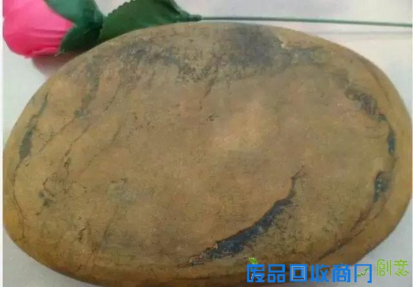 美丽的翡翠手镯是如何由其貌不扬的翡翠原石制作而