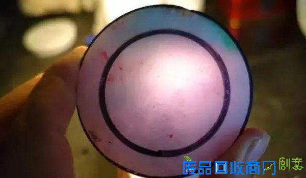 美丽的翡翠手镯是如何由其貌不扬的翡翠原石制作而