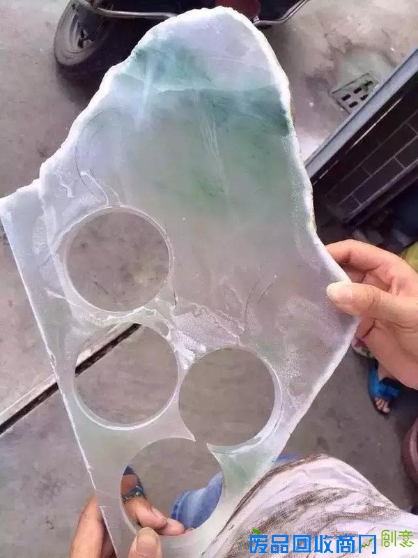 美丽的翡翠手镯是如何由其貌不扬的翡翠原石制作而