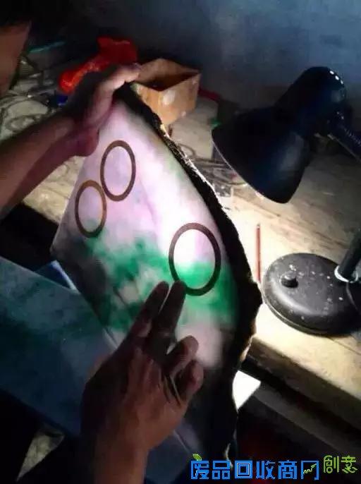 美丽的翡翠手镯是如何由其貌不扬的翡翠原石制作而