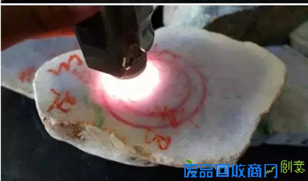 美丽的翡翠手镯是如何由其貌不扬的翡翠原石制作而