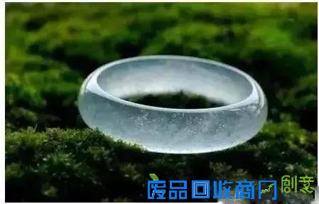 美丽的翡翠手镯是如何由其貌不扬的翡翠原石制作而