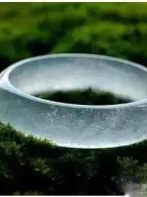 美丽的翡翠手镯是如何由其貌不扬的翡翠原石制作而