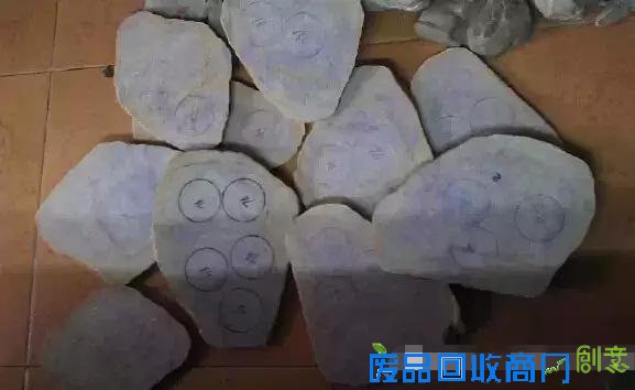 万元赌石切出千万翡翠,制作10000000手镯过程