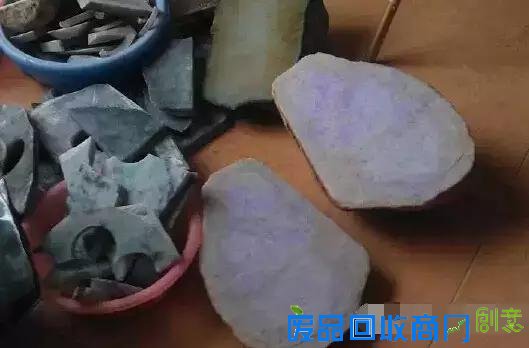 万元赌石切出千万翡翠,制作10000000手镯过程