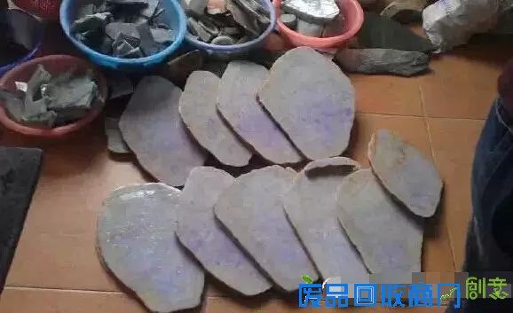 万元赌石切出千万翡翠,制作10000000手镯过程