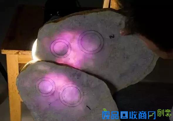 万元赌石切出千万翡翠,制作10000000手镯过程