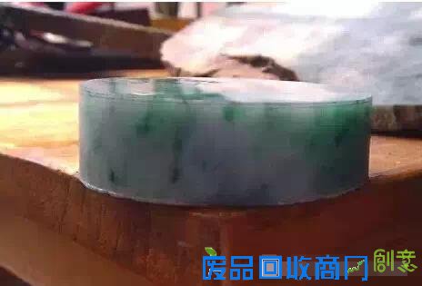 万元赌石切出千万翡翠,制作10000000手镯过程