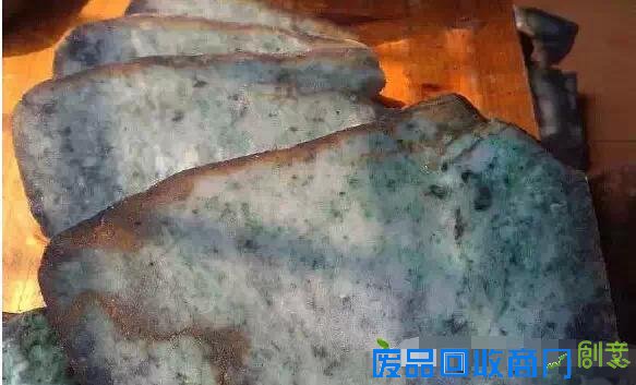 万元赌石切出千万翡翠,制作10000000手镯过程