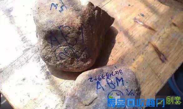 万元赌石切出千万翡翠,制作10000000手镯过程