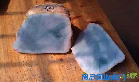 万元赌石切出千万翡翠,制作10000000手镯过程