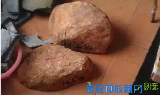 万元赌石切出千万翡翠,制作10000000手镯过程