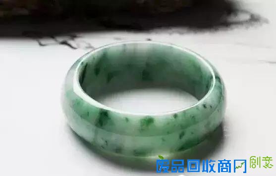 万元赌石切出千万翡翠,制作10000000手镯过程