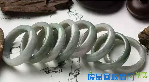 万元赌石切出千万翡翠,制作10000000手镯过程