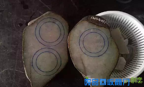 万元赌石切出千万翡翠,制作10000000手镯过程