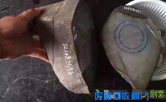 万元赌石切出千万翡翠,制作10000000手镯过程