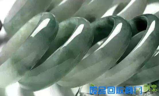 万元赌石切出千万翡翠,制作10000000手镯过程