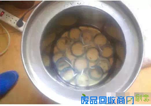 万元赌石切出千万翡翠,制作10000000手镯过程