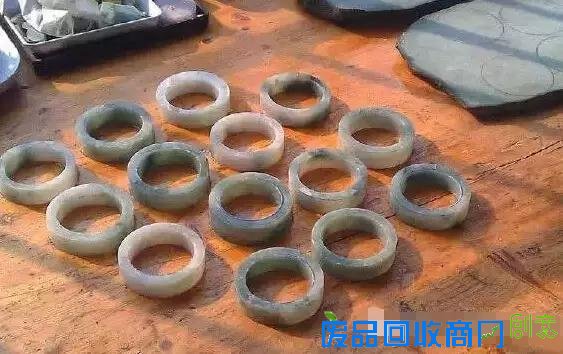 万元赌石切出千万翡翠,制作10000000手镯过程