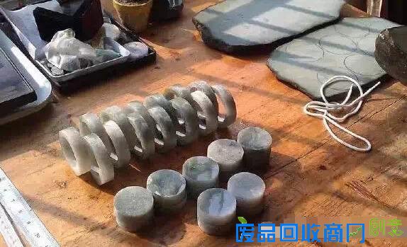 万元赌石切出千万翡翠,制作10000000手镯过程