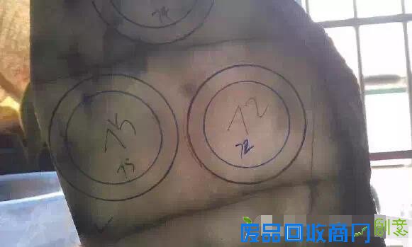 万元赌石切出千万翡翠,制作10000000手镯过程