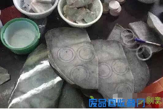 万元赌石切出千万翡翠,制作10000000手镯过程