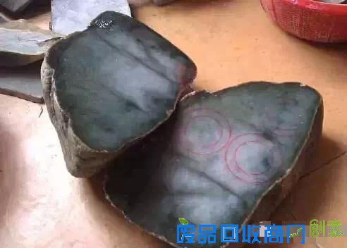 万元赌石切出千万翡翠,制作10000000手镯过程