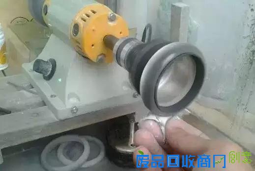 万元赌石切出千万翡翠,制作10000000手镯过程