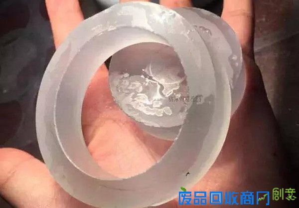 万元赌石切出千万翡翠,制作10000000手镯过程